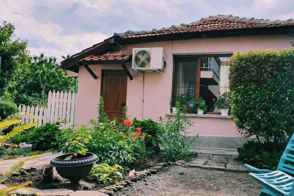 부르가스 Cute Little House With A White Picket Fence 빌라 외부 사진