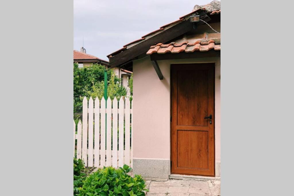 부르가스 Cute Little House With A White Picket Fence 빌라 외부 사진