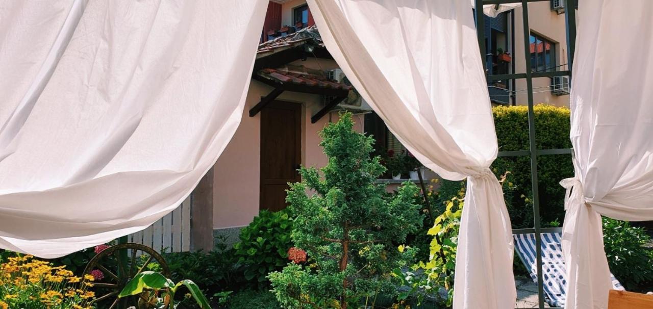 부르가스 Cute Little House With A White Picket Fence 빌라 외부 사진